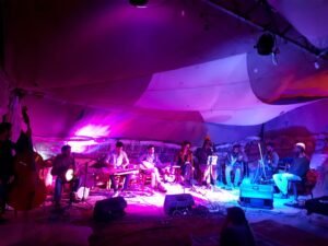 להקת מוסיקה בהופעה