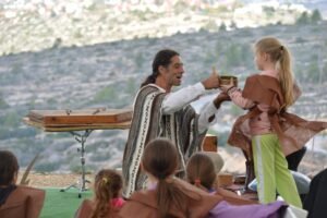 מורה למוסיקה עם תלמידה