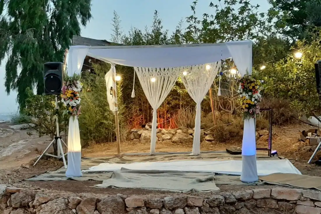 עמדת חופה לצד צמחיה טבעית בגן