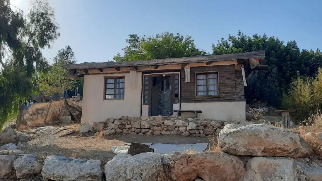 צימר בקתת האבן על רקע ההר